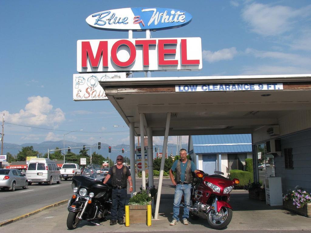 Blue And White Motel Калиспел Екстериор снимка