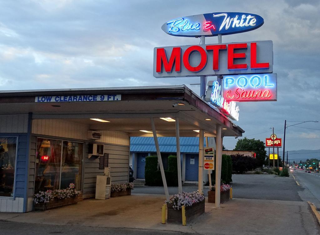 Blue And White Motel Калиспел Екстериор снимка