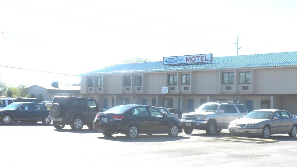 Blue And White Motel Калиспел Екстериор снимка