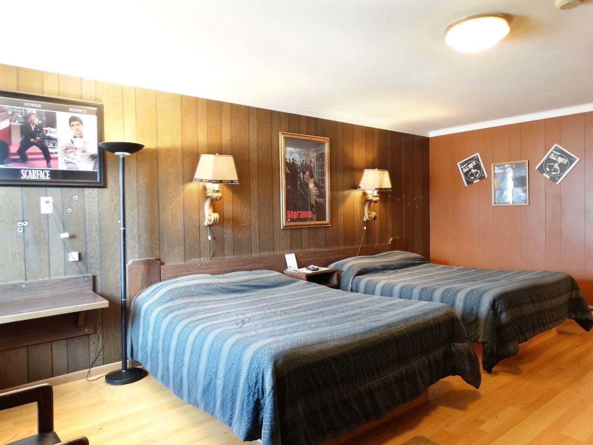 Blue And White Motel Калиспел Екстериор снимка