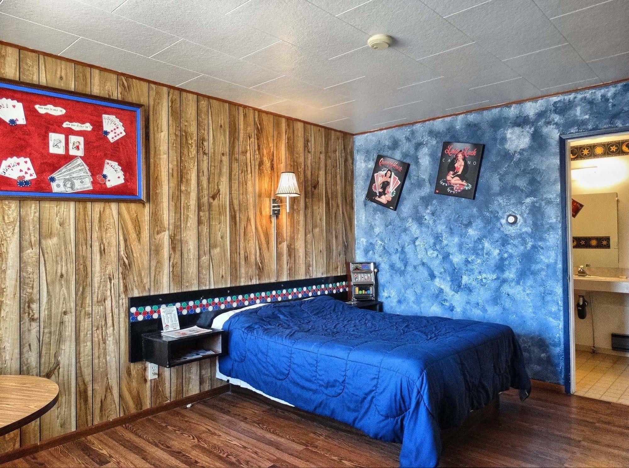 Blue And White Motel Калиспел Екстериор снимка